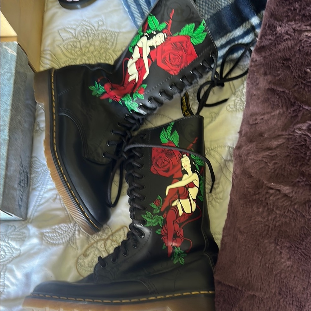 Dr. Martens Black air wair Floral zip Combat Boots new w/out box sz 41/9